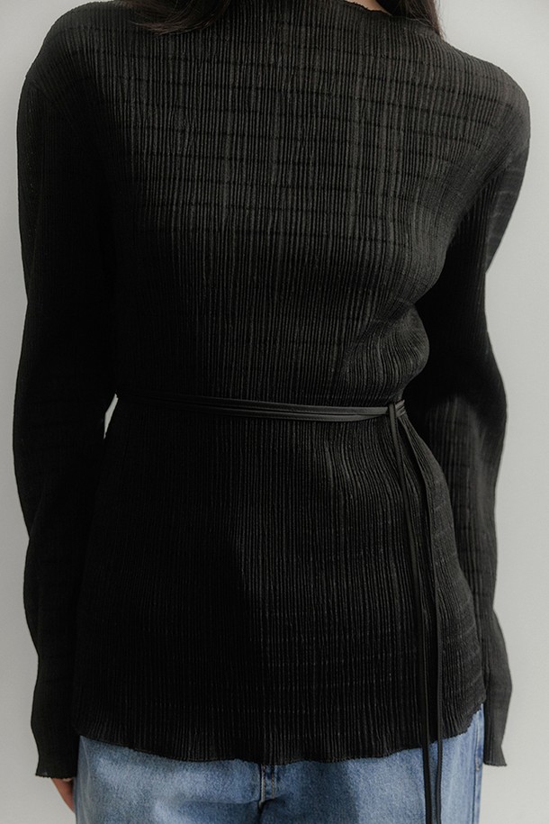 플리츠 투웨이 블라우스 [블랙]은 여성스러운 실루엣을 연출하는 블라우스입니다. 부드러운 폴리에스테르 소재로 제작되어 편안한 착용감을 선사하며, 릴랙스 핏으로 활동성을 높였습니다. 보트넥 디자인과 긴소매, 얇은 두께감으로 봄, 가을에 활용하기 좋습니다. 앞뒤 양면 착용이 가능하며, 자수 트리밍 디테일로 포인트를 더해 다양한 스타일을 연출할 수 있습니다. 특히 오피스룩, 출근룩, 모임룩 등 TPO에 맞춰 클래식하고 미니멀한 스타일을 완성해보세요.
