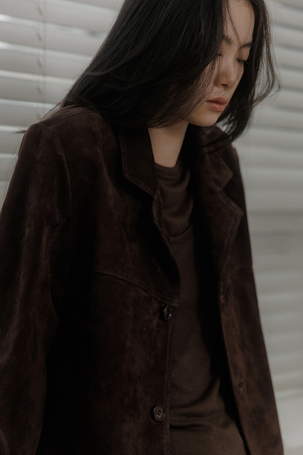 더오어 스웨이드 재킷 [브라운]은 부드러운 촉감의 스웨이드와 피그가죽 소재로 제작되어 고급스러운 분위기를 자아냅니다. 클래식하고 미니멀한 디자인으로, 데이트룩, 모임룩, 가을 나들이룩 등 다양한 TPO에 활용하기 좋습니다. 레귤러 핏과 중간 두께감으로 봄, 가을 시즌에 적합하며, 요크 디테일, 플랩 포켓, 드롭 숄더, 프리미엄 버튼 등 섬세한 디자인 요소가 돋보입니다. 브라운 컬러의 무지 자켓으로 어떤 스타일에도 쉽게 매치할 수 있으며, 긴 소매와 버튼 여밈 방식으로 깔끔하게 연출할 수 있습니다.
