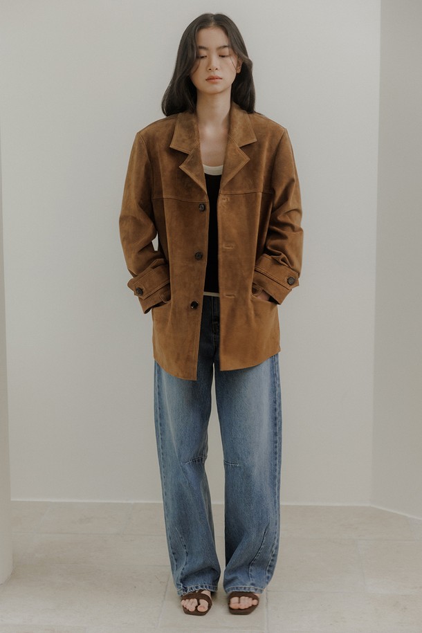 더오어 스웨이드 재킷 [카멜]은 부드러운 촉감의 스웨이드와 피그 가죽 소재로 제작된 여성용 자켓입니다. 숏 기장의 레귤러핏으로, 봄, 가을에 데일리룩, 데이트룩, 오피스룩 등 다양한 TPO에 활용하기 좋습니다. 미니멀하고 클래식한 스타일을 연출하며, 프론트 및 백 요크 디테일, 플랩 포켓, 드롭 숄더, 프리미엄 버튼 등 섬세한 디자인 요소가 돋보입니다. 무지 패턴의 카멜 컬러는 어떤 옷에도 쉽게 매치되어 시크한 매력을 더합니다. 긴 소매 기장과 중간 두께감으로 간절기에 활용하기 좋은 아이템입니다.
