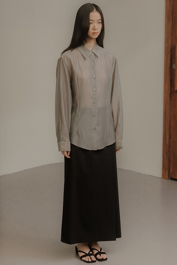 세련된 분위기를 연출하는 맥시 랩 스커트입니다. 부드럽게 떨어지는 A라인 핏과 랩 스타일 디자인이 특징이며, 미니멀하고 베이직한 무드를 선호하는 여성분들께 추천합니다. 블랙과 그레이, 두 가지 컬러로 출시되어 다양한 상의와 매치하기 용이하며 데이트룩, 출근룩 등 TPO에 구애받지 않고 클래식하고 시크한 스타일을 연출할 수 있습니다. 봄, 가을 시즌에 활용하기 좋으며, 루즈핏으로 편안한 착용감을 선사합니다. 무지 디자인과 투톤 배색이 은은한 포인트를 더합니다.
