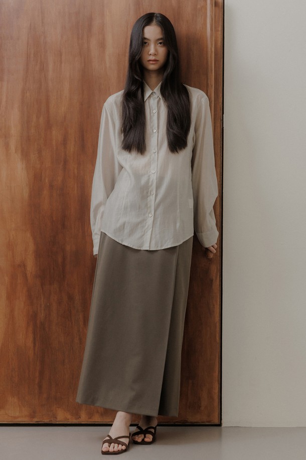 맥시 랩 스커트 [2colors]는 여성 고객을 위한 미니멀하고 베이직한 디자인의 스커트입니다. 봄, 여름, 가을 계절에 활용하기 좋으며, 데이트룩 또는 모임룩으로 스타일리시하게 연출할 수 있습니다. 랩 스타일의 루즈핏으로 편안한 착용감을 선사하며, 무지 디자인과 얇은 두께감으로 시원하게 즐길 수 있습니다. 화이트와 그레이 두 가지 색상으로 제공되어, 미니멀, 클래식, 캐주얼 등 다양한 스타일을 연출하기 좋습니다. 투피스 스타일로도 활용 가능하여 실용성을 더했습니다.
