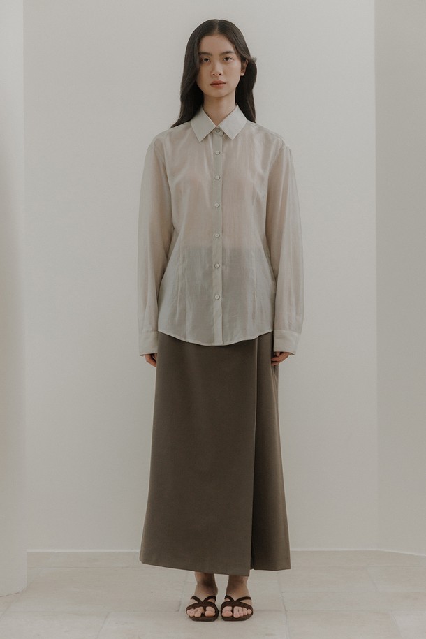 **슬림 라인 셔츠 [2colors]**

미니멀하고 베이직한 디자인의 여성용 슬림핏 셔츠입니다. 차이나칼라와 긴 소매 기장으로, 봄, 가을에 오피스룩, 출근룩, 비즈니스 캐주얼 등 다양한 TPO에 활용하기 좋습니다. 부드러운 폴리에스테르 소재로 제작되어 편안한 착용감을 선사하며, 얇은 두께감으로 간절기에도 부담 없이 즐길 수 있습니다. 심플한 디자인과 무지 패턴으로 미니멀, 클래식, 시크 스타일을 연출하기에 제격인 기본 셔츠입니다. 베이지 색상으로 출시되었습니다.
