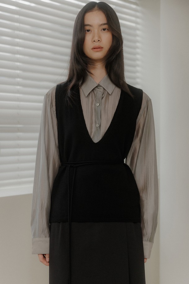 **레이어 니트 베스트 [2colors]**

부드러운 울 소재로 제작된 레이어 니트 베스트입니다. 아이보리, 블랙 두 가지 색상으로 출시되었으며, 릴랙스핏과 브이넥 디자인으로 편안하면서도 세련된 스타일을 연출합니다. 가을, 겨울 시즌에 어울리는 두꺼운 두께감과 넉넉한 암홀, 허리 스트랩으로 다양한 스타일링이 가능합니다. 무지, 케이블 패턴으로 베이직하면서도 클래식한 무드를 더하며, 데이트룩, 모임룩 등 다양한 TPO에 활용할 수 있습니다. 헤링본 마감 디테일이 돋보이는 니트 베스트로, 미니멀, 캐주얼, 클래식 스타일을 즐기는 여성분들께 추천합니다.
