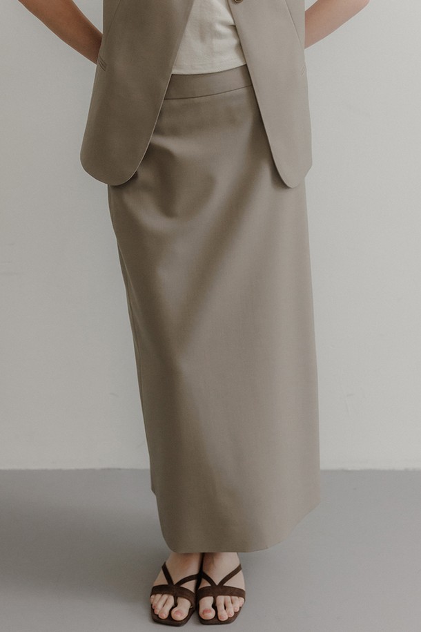 **시그니처 슬림 스커트 [카키]**

세련된 실루엣을 자랑하는 시그니처 슬림 스커트 [카키]입니다. 프리미엄 울 혼방 소재로 제작되어 부드러운 촉감과 두꺼운 두께감으로 사계절 내내 착용 가능합니다. 미니멀하고 클래식한 디자인에 A라인 핏, 백슬릿 디테일이 더해져 엘레강스한 무드를 연출합니다. 오피스룩, 모임룩, 비즈니스 캐주얼 등 다양한 TPO에 활용하여 클래식, 미니멀, 시크 스타일을 완성해보세요. 카키, 그레이, 블랙 세 가지 컬러 옵션으로 만나보실 수 있습니다.
