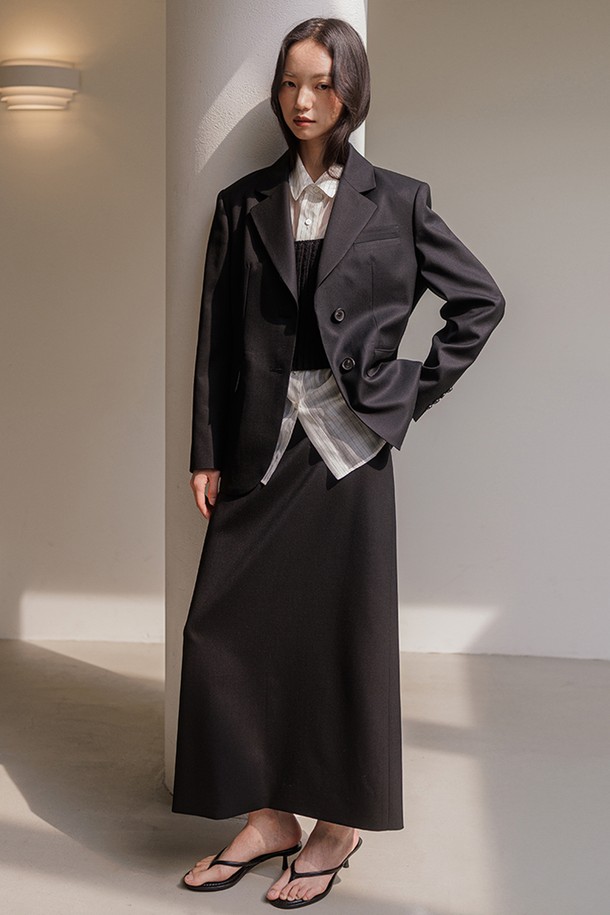 세련된 무드의 시그니처 슬림 스커트 [블랙]입니다. 울 혼방 소재로 제작되어 부드러운 촉감과 따뜻함을 선사하며, 사계절 내내 활용하기 좋습니다. 슬림핏 A라인 디자인에 무지 패턴과 백슬릿 디테일로 포인트를 더해 미니멀하면서도 클래식한 스타일을 연출합니다. 오피스룩, 모임룩, 출근룩 등 다양한 TPO에 활용 가능하며, 시크하고 세련된 스타일을 완성해 보세요. 블랙, 그레이, 카키 세 가지 컬러로 만나볼 수 있습니다.
