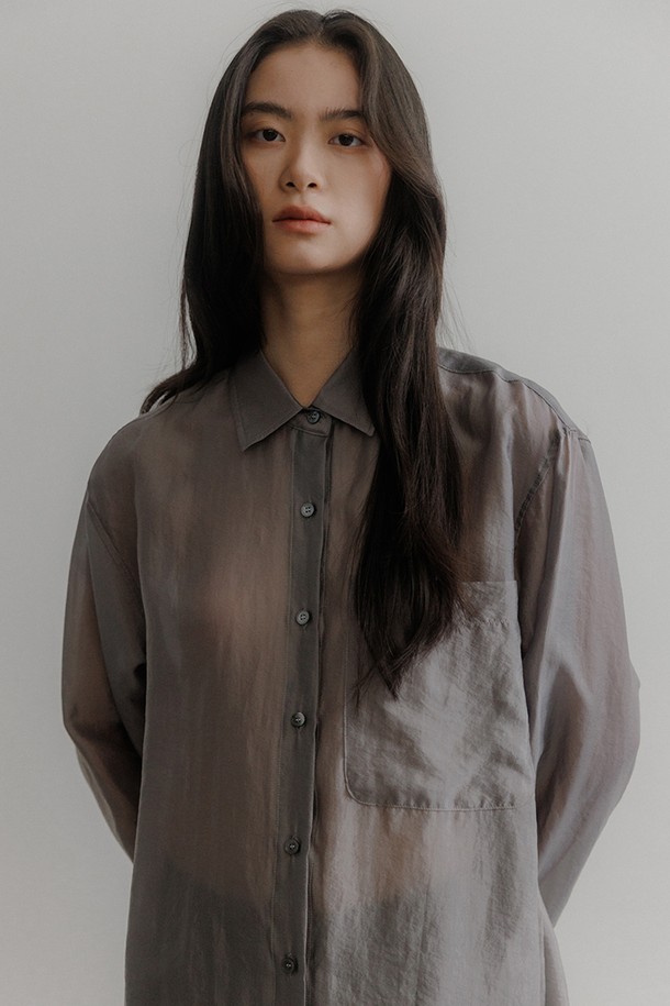 부드러운 면 소재로 제작되어 편안한 착용감을 선사하는 소프트 레이셔츠입니다. 차이나 칼라 디자인과 긴 소매 기장으로 클래식하면서도 미니멀한 스타일을 연출합니다. 얇은 두께감과 루즈핏으로 제작되어 봄, 가을 시즌에 활용하기 좋으며, 일상, 출근룩, 비즈니스 캐주얼 등 다양한 TPO에 매치할 수 있습니다. 무지 디자인에 그레이 컬러로 어떤 옷에도 쉽게 코디할 수 있으며, 부드러운 촉감으로 기분 좋은 착용감을 느낄 수 있습니다. 버튼 여밈 방식으로 간편하게 착용 가능하며, 베이직한 디자인으로 유행을 타지 않고 오래도록 즐겨 입을 수 있습니다.
