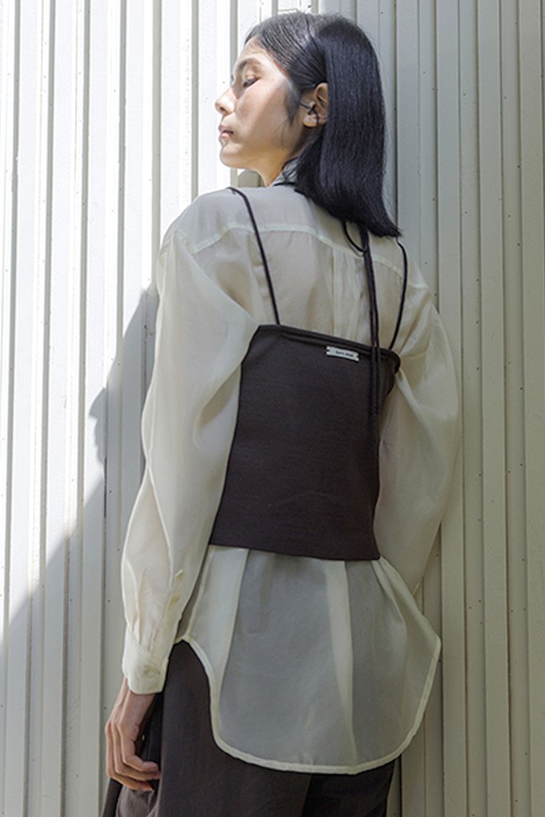 부드러운 촉감이 특징인 소프트 레이셔츠입니다. 베이직하고 미니멀한 스타일로, 봄, 가을에 활용하기 좋은 긴 소매 셔츠입니다. 얇은 두께감의 폴리에스테르 소재로 제작되었으며, 레귤러핏으로 편안하게 착용할 수 있습니다. 화이트 색상에 무지 패턴으로 어떤 옷에도 잘 어울립니다. 데이트룩, 카페룩, 오피스룩 등 다양한 TPO에 클래식, 미니멀, 캐주얼 스타일로 연출해보세요.
