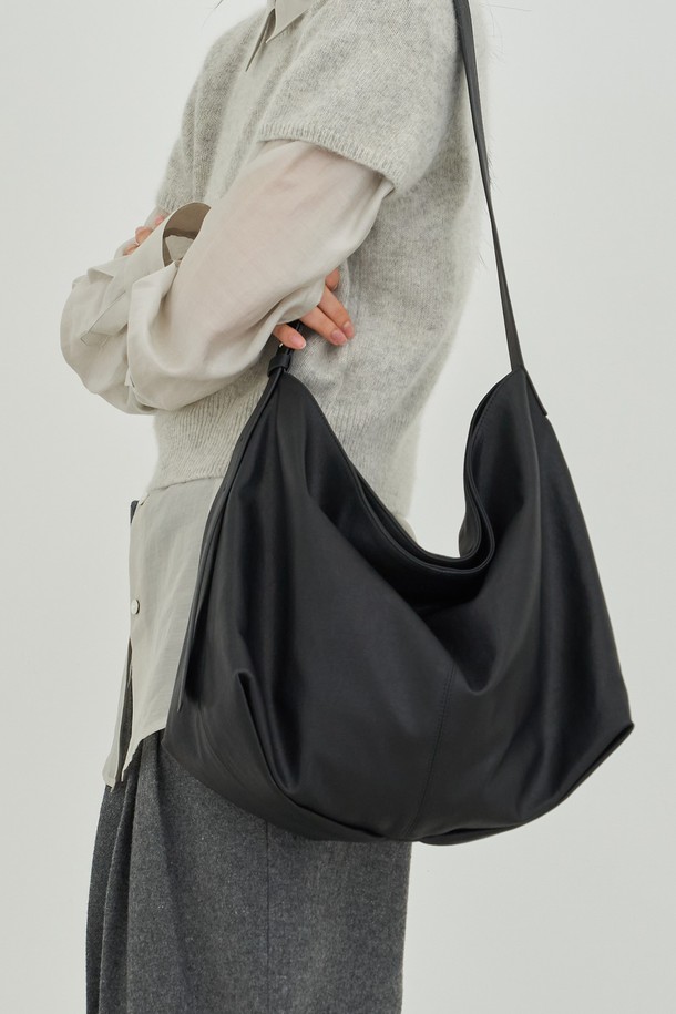 루네 멀티백 [블랙]은 미니멀하고 시크한 스타일을 추구하는 여성분들을 위한 숄더백 및 크로스백입니다. 부드러운 합성가죽 소재에 사각형 디자인으로 제작되었으며, 블랙 컬러와 무지 패턴으로 어떤 코디에도 잘 어울립니다. 출근룩에 완벽하게 어울리는 미디엄 사이즈로, 메탈 장식이 은은한 포인트를 더합니다. 지퍼형 잠금 방식으로 소지품을 안전하게 보관할 수 있습니다. 베이직하면서도 세련된 디자인으로 데일리백으로 활용하기 좋습니다.
