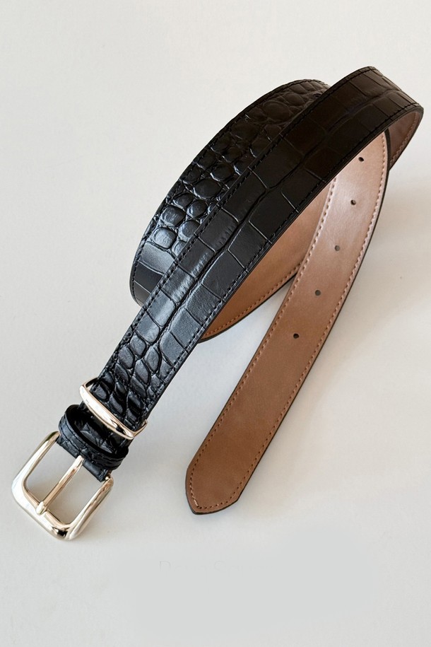 레바 스퀘어 레더벨트는 남녀 모두 착용 가능한 소가죽 벨트입니다. 블랙 컬러의 무지 디자인으로, 출근룩 및 비즈니스 캐주얼에 잘 어울립니다. 클래식, 미니멀, 시크 스타일을 연출하기에 적합하며, 스퀘어 버클 디테일이 특징입니다. 버클 여밈 방식으로 제작되어, 일상생활에서 폭넓게 활용할 수 있습니다. 고급스러운 소가죽 소재로 제작되어 튼튼하며, 오랫동안 사용할 수 있습니다.
