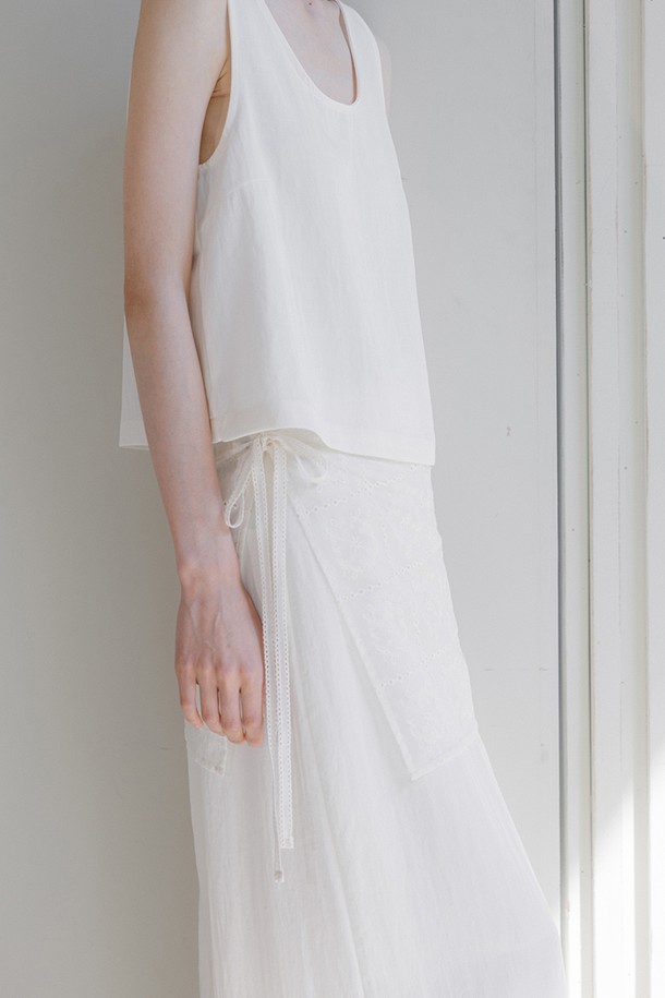 아이보리 컬러의 레이스 랩 스커트입니다. 면, 레이온, 나일론 혼방의 부드러운 레이스 소재로 제작되어 우아하고 페미닌한 무드를 연출합니다. 허리 조절이 가능한 2way 디자인으로 다양한 스타일을 소화할 수 있으며, 레이스 자수 디테일이 돋보입니다. 데일리룩, 카페룩, 데이트룩, 봄 소풍룩 혹은 촬영 소품으로 활용하기 좋습니다. 랩스커트 또는 에이프런 스타일로 연출 가능한 프리사이즈 아이템입니다.
