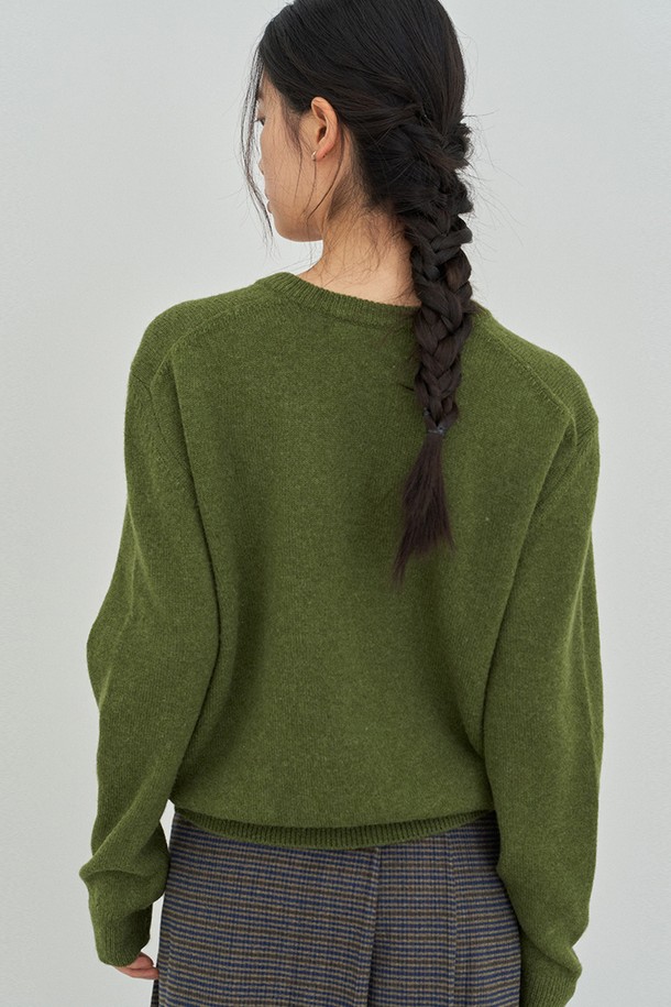 올리브그린 컬러의 클래식 V넥 니트입니다. 여성용으로, 가을과 겨울에 따뜻하게 착용할 수 있으며, 레귤러핏으로 제작되었습니다. 부드러운 울 소재에 긴 소매 기장으로 포근함을 더하였으며, 무지 디자인으로 미니멀하고 클래식한 스타일을 연출합니다. 출근룩에 잘 어울리는 두꺼운 두께감의 니트입니다.
