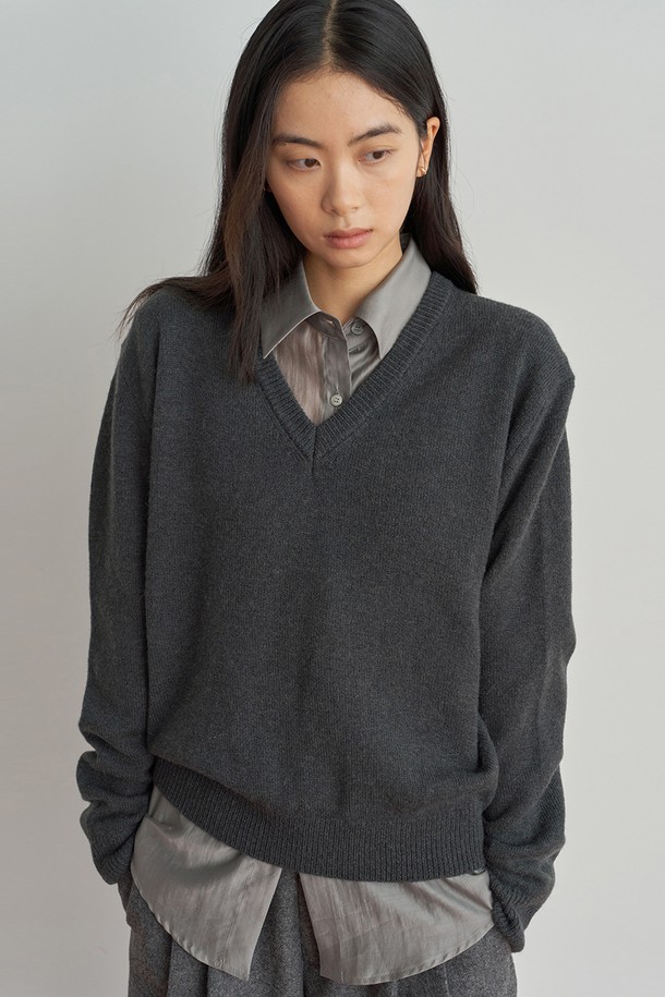 차분하고 세련된 분위기를 연출하는 클래식 V넥 니트입니다. 부드러운 울과 아크릴 혼방 소재로 제작되어 가을, 겨울 시즌에 따뜻하고 포근하게 착용할 수 있습니다. 레귤러핏 디자인과 긴 소매, 무지 패턴이 어우러져 다양한 스타일을 소화하기 쉬운 베이직 아이템입니다. 데일리룩, 특히 출근룩에 활용하기 좋은, 차콜 색상의 클래식한 V넥 니트입니다. 두꺼운 두께감으로 보온성을 높였습니다.
