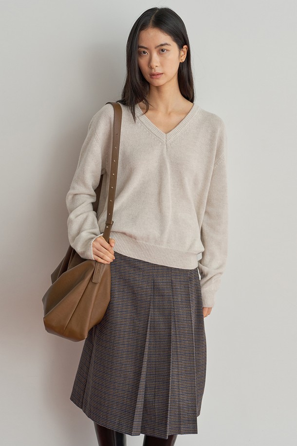 클래식 V넥 니트 [크림]은 부드러운 촉감의 니트 소재로 제작되어 가을과 겨울에 따뜻하게 착용하기 좋습니다. 레귤러 핏에 기본 디자인으로 제작되어 데일리룩으로 활용하기 좋으며, V넥 디자인이 세련된 분위기를 더합니다. 크림 컬러의 무지 디자인으로 다양한 스타일의 하의와 매치하기 용이합니다. 긴 소매 기장으로 간절기부터 한겨울까지 폭넓게 활용할 수 있는 베이직 아이템입니다. 클래식하고 미니멀한 스타일을 연출하기에 적합합니다.
