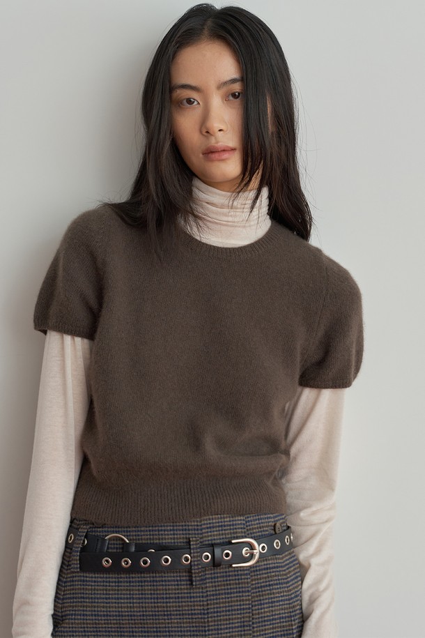 **머플러 하프니트 [3color]**

부드러운 촉감의 머플러 하프니트입니다. 가을, 겨울 시즌에 어울리는 두꺼운 두께감으로 제작되었으며, 베이직하고 미니멀한 스타일을 연출합니다. 터틀넥 디자인과 민소매 기장으로 다양한 레이어드 룩을 즐길 수 있으며, 브라운, 화이트, 블랙 3가지 색상으로 출시되었습니다. 레귤러 핏으로 편안하게 착용 가능하며, 미니멀, 클래식 스타일을 선호하는 여성분들께 추천합니다. 무지 패턴의 니트 소재로 어떤 옷에도 쉽게 매치할 수 있습니다.
