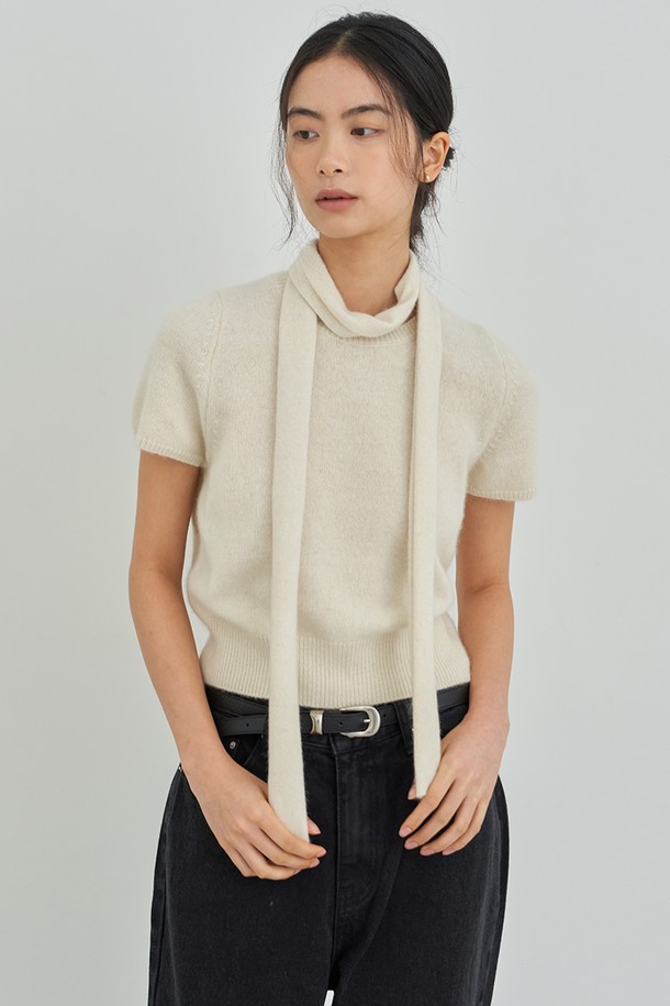 부드러운 니트 소재의 머플러 디테일이 돋보이는 여성용 하프 니트입니다. 아이보리, 블랙, 베이지 3가지 색상으로 출시되어, 가을과 겨울, 일상에서 미니멀하고 베이직한 스타일을 연출하기 좋습니다. 터틀넥 디자인과 반소매 기장, 레귤러 핏으로 편안한 착용감을 선사합니다. 중간 두께감의 무지 패턴으로 다양한 하의와 매치하여 클래식한 무드를 즐길 수 있습니다.
