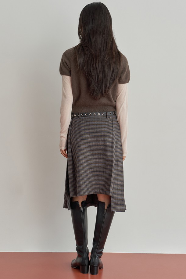 플리츠 랩 스커트[체크]는 클래식하고 미니멀한 스타일을 추구하는 여성분들을 위한 아이템입니다. 부드러운 촉감의 울 소재로 제작되어 가을과 겨울에 따뜻하게 착용할 수 있으며, 랩 디자인과 플리츠 디테일이 특징입니다. 미디 기장과 레귤러 핏으로 편안하면서도 세련된 실루엣을 연출하며, 오피스룩, 모임룩, 데이트룩 등 다양한 TPO에 활용할 수 있습니다. 그레이 컬러의 체크 패턴은 어떤 상의와도 쉽게 매치되어 활용도를 높입니다.
