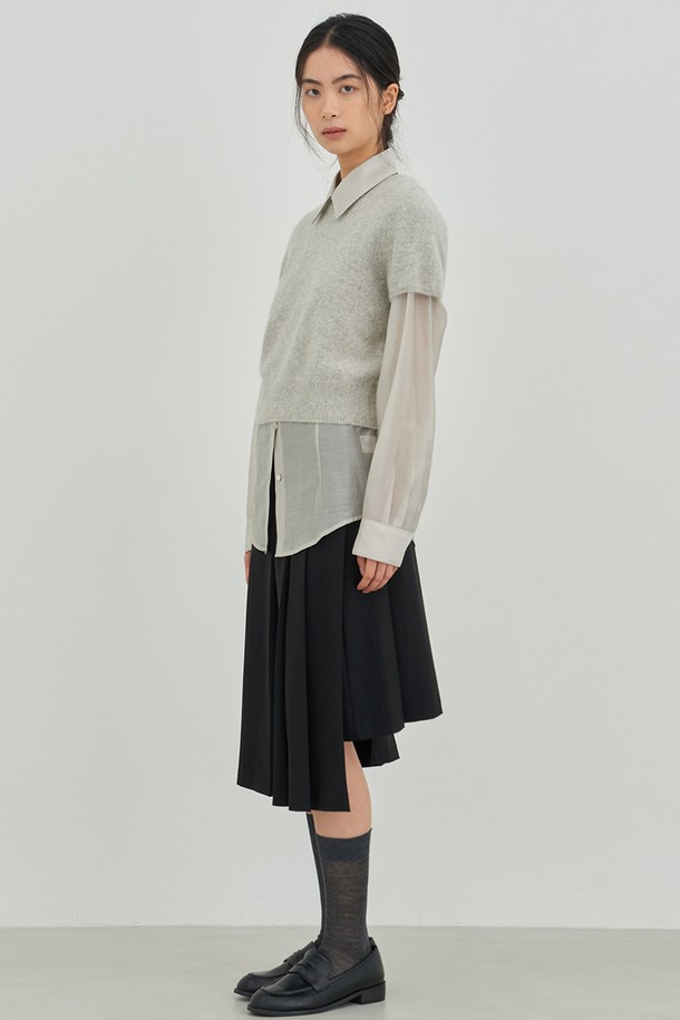 세련된 스타일을 완성하는 플리츠 랩 스커트[블랙]입니다. 부드러운 폴리에스테르 소재로 제작되어 편안한 착용감을 선사하며, 얇은 두께감으로 봄, 가을 시즌에 활용하기 좋습니다. 미니멀하고 클래식한 디자인은 오피스룩, 출근룩, 모임룩 등 다양한 TPO에 잘 어울립니다. 플리츠 디테일과 랩 스타일이 돋보이는 레귤러핏 스커트로, 시크하고 세련된 스타일을 연출해보세요. 블랙 색상으로 어떤 상의와도 매치하기 용이하며, 스타일리시한 룩을 완성할 수 있습니다.
