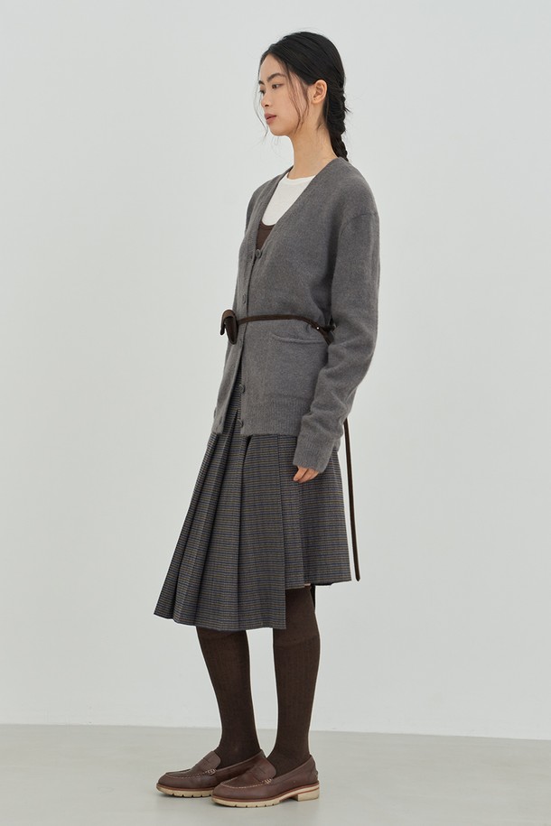 부드러운 촉감의 오버핏 니트 가디건 [차콜]입니다. 가을과 겨울에 따뜻하게 입을 수 있는 두꺼운 두께감의 니트 소재로 제작되었습니다. 베이직하고 캐주얼한 스타일로, 버튼 디테일이 돋보입니다. 넉넉한 오버핏으로 편안한 착용감을 선사하며, 다양한 룩에 활용하기 좋습니다. 데일리룩, 미니멀, 클래식 스타일을 즐겨 입는 분들께 추천합니다.
