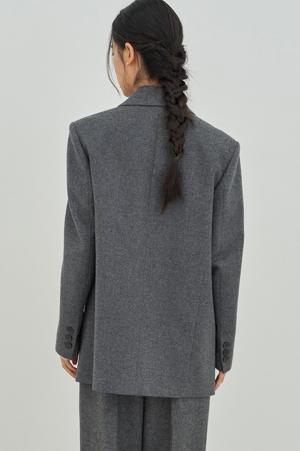 차분하고 세련된 분위기를 연출하는 여성 클래식 투버튼 재킷입니다. 차콜 그레이 컬러와 울 소재, 두꺼운 두께감으로 고급스러운 착용감을 선사합니다. 봄, 가을, 겨울 세 계절 모두 활용 가능하며, 오피스룩, 출근룩, 모임룩 등 다양한 TPO에 적합합니다. 레귤러핏과 무지 디자인, 긴소매, 투버튼 디테일이 클래식하고 미니멀한 스타일을 완성합니다.
