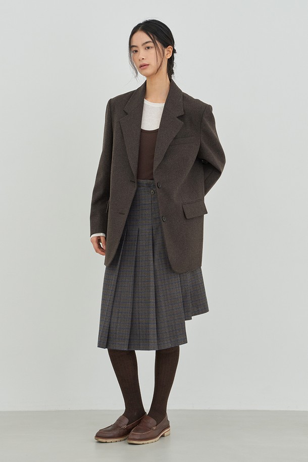 클래식 투버튼 재킷 [브라운]은 가을, 겨울 시즌 여성의 우아함을 더해줄 울 소재의 테일러드 재킷입니다. 미니멀하고 시크한 스타일을 연출하며, 레귤러핏과 크롭 기장으로 세련된 실루엣을 선사합니다. 톤 다운된 브라운 컬러는 어떤 옷에도 잘 어울리며, 출근룩, 오피스룩, 모임룩 등 다양한 TPO에 활용할 수 있습니다. 뻣뻣한 촉감의 두꺼운 울 소재와 긴 소매, 더블 버튼 여밈 디테일이 클래식한 무드를 강조합니다. 무지 패턴으로 깔끔함을 더한 이 재킷은 당신의 스타일을 한층 더 고급스럽게 만들어 줄 것입니다.
