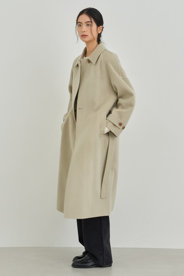 베이직하고 클래식한 무드의 맥시 레글런 코트입니다. 울 소재로 제작되어 가을, 겨울 시즌에 따뜻하게 착용할 수 있습니다. 톤 다운된 베이지 컬러와 벨트 세트 구성으로, 출근룩, 오피스룩, 모임룩 등 다양한 TPO에 활용 가능합니다. 레귤러핏으로 편안하게 떨어지는 핏이며, 긴 소매와 두꺼운 두께감으로 보온성을 높였습니다. 레글런 디자인으로 어깨 라인에 구애 없이 세련된 스타일을 연출할 수 있습니다.
