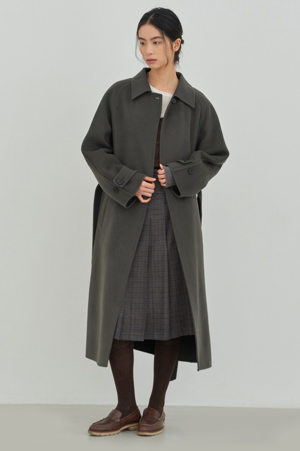 맥시 레글런 코트 [그레이]는 가을, 겨울 시즌에 어울리는 여성용 코트입니다. 미니멀하고 베이직한 스타일로, 출근룩, 오피스룩, 모임룩 등 다양한 TPO에 활용 가능합니다. 울 소재의 두꺼운 원단과 오버핏 디자인으로 따뜻함과 스타일을 동시에 잡았습니다. 레글런 소매와 벨트 디테일이 특징이며, 클래식, 미니멀, 시크 스타일을 연출하기 좋습니다. 무지 디자인과 긴 소매 기장, 맥시 기장으로 세련된 핏을 완성합니다.
