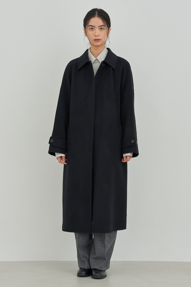 맥시 레글런 코트 [블랙]은 여성스러운 실루엣을 연출하는 울 소재의 오버핏 코트입니다. 가을과 겨울에 어울리는 두꺼운 두께감으로 보온성을 높였으며, 미니멀하고 베이직한 디자인으로 다양한 스타일을 소화할 수 있습니다. 레글런 소매와 칼라 디테일이 특징이며, 싱글 버튼 여밈으로 깔끔한 마무리를 선사합니다. 출근룩, 오피스룩, 모임룩 등 TPO에 구애받지 않고 클래식, 미니멀, 시크한 무드를 연출할 수 있습니다.
