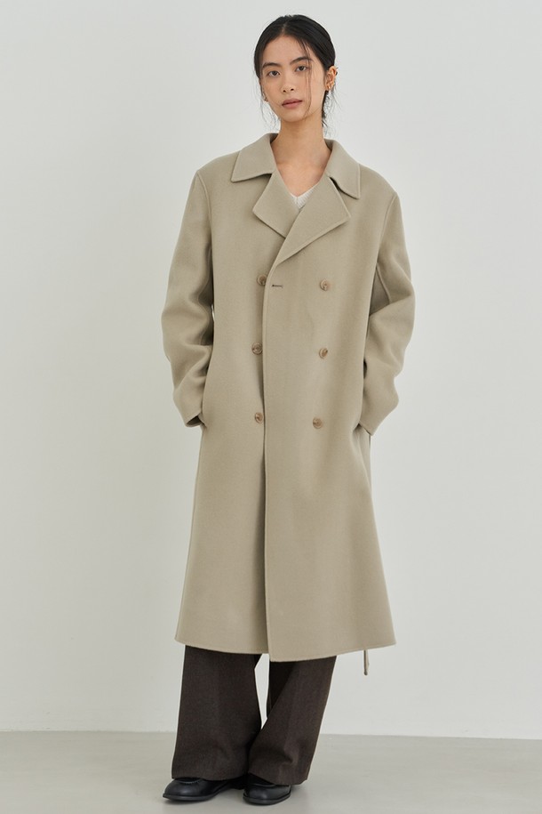 베이직한 디자인과 미니멀한 무드가 돋보이는 여성용 오버핏 더블 코트입니다. 가을, 겨울 시즌에 어울리는 두꺼운 울 소재로 제작되어 따뜻하게 착용할 수 있습니다. 톤 다운된 베이지 컬러가 세련된 분위기를 연출하며, 더블 버튼 여밈 방식으로 클래식한 매력을 더했습니다. 출근룩, 오피스룩, 모임룩 등 다양한 TPO에 활용 가능하며, 시크한 스타일을 완성해 줍니다. 넉넉한 오버핏으로 편안함과 스타일리시함을 동시에 만족시키는 아이템입니다.
