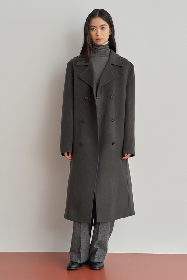 세련된 분위기를 연출하는 여성 오버핏 더블 코트입니다. 톤 다운된 차콜 그레이 컬러로, 어떤 룩에도 쉽게 매치하여 미니멀하고 베이직한 스타일을 완성할 수 있습니다. 울 소재 특유의 고급스러운 질감과 두께감으로 가을, 겨울 시즌 따뜻하게 착용 가능합니다. 노치드 라펠 디테일과 롱 기장, 더블 버튼 여밈으로 클래식하면서도 시크한 매력을 더했습니다. 출근룩, 오피스룩, 모임룩 등 다양한 TPO에 활용하기 좋습니다.
