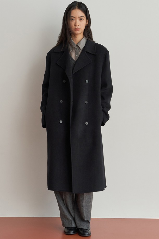 세련된 블랙 컬러의 오버핏 더블 코트입니다. 울 소재로 제작되어 가을, 겨울 시즌에 따뜻하게 착용할 수 있습니다. 미니멀하고 클래식한 스타일로, 테일러드 칼라와 더블 버튼 여밈이 특징입니다. 오피스룩, 출근룩, 모임룩 등 다양한 TPO에 활용 가능하며, 시크하고 세련된 스타일을 연출합니다. 넉넉한 핏으로 편안함과 스타일리시함을 동시에 만족시키는 아이템입니다.
