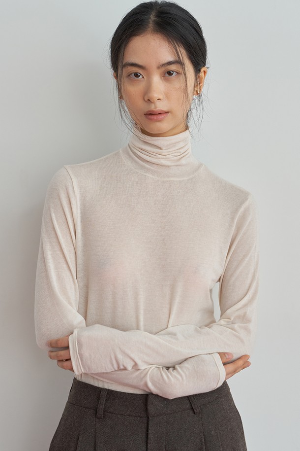 **울 터틀넥 티셔츠 [4color]**

부드러운 촉감의 울(wool), 텐셀, 스판덱스 혼방 소재로 제작된 울 터틀넥 티셔츠입니다. 모던하고 베이직한 스타일로, 가을과 겨울에 데일리룩과 오피스룩 모두 활용하기 좋습니다. 하이넥 디자인과 4가지 다채로운 컬러(브라운, 크림, 차콜그레이, 블랙) 옵션으로 폭넓은 선택이 가능합니다. 레귤러핏에 긴 소매 기장으로, 다양한 하의와 레이어드하여 스타일리시하게 연출할 수 있습니다. 헴라인 디테일 처리로 깔끔한 마감 처리를 자랑합니다.
