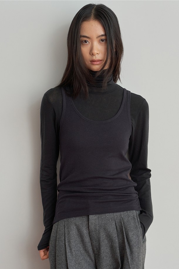 부드러운 울 소재로 제작되어 포근한 착용감을 선사하는 울 터틀넥 티셔츠입니다. 베이직하고 미니멀한 디자인으로, 가을과 겨울철 출근룩에 클래식, 미니멀, 캐주얼 등 다양한 스타일로 활용하기 좋습니다. 블랙, 그레이, 화이트, 브라운, 베이지 5가지 기본 컬러로 출시되어, 어떤 하의와도 쉽게 매치할 수 있습니다. 레귤러 핏에 긴 소매 기장으로, 보온성을 높여 추운 날씨에도 따뜻하게 입을 수 있습니다. 터틀넥 디자인이 목을 감싸주어 더욱 따뜻하고 세련된 느낌을 줍니다.
