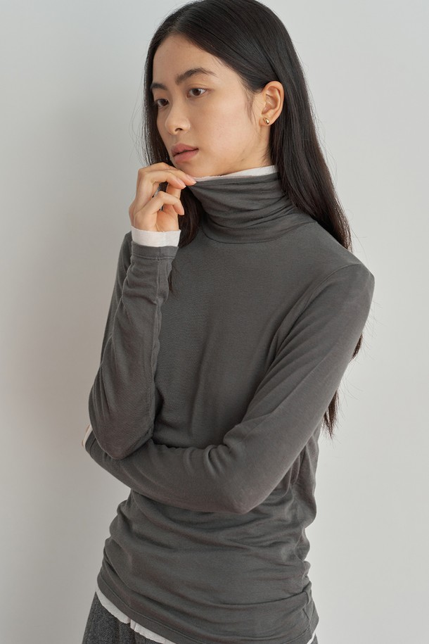 부드러운 울 소재로 제작되어 포근함을 선사하는 여성용 울 터틀넥 티셔츠입니다. 미니멀하고 베이직한 디자인으로 가을, 겨울철 일상룩에 활용하기 좋습니다. 레귤러핏으로 편안하게 착용 가능하며, 두꺼운 두께감과 보온성으로 추운 날씨에도 따뜻함을 유지해 줍니다. 그레이 컬러로 다양한 스타일의 연출이 용이하며, 클래식하고 미니멀한 무드를 더해줍니다. 긴 소매와 터틀넥 디자인으로 세련된 분위기를 자아냅니다.
