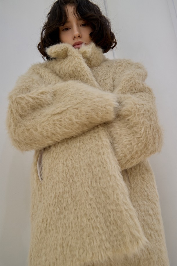 **멜로우 컬 하프코트 [베이지]**

겨울 시즌, 여성의 우아함을 더해줄 멜로우 컬 하프코트입니다. 클래식하고 베이직한 디자인에 컬 패턴이 더해져 세련된 무드를 연출합니다. 부드러운 울 블렌드 퍼 소재와 릴랙스 핏으로 편안한 착용감을 선사하며, 두꺼운 두께감으로 따뜻하게 몸을 감싸줍니다. 출근룩, 모임룩, 데이트룩 등 다양한 TPO에 활용 가능하며, 미니멀, 시크 스타일을 즐기는 분들께 추천합니다. 베이지, 카멜 두 가지 컬러로 만나보세요.
