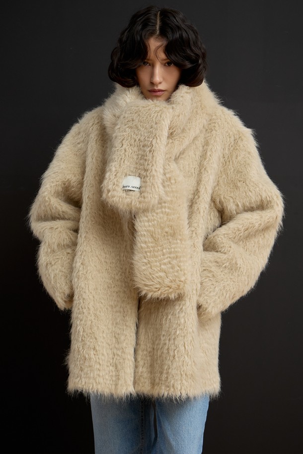 멜로우 컬 머플러는 부드러운 촉감과 뛰어난 보온성을 자랑하는 겨울철 필수 아이템입니다. 울, 아크릴, 모달 혼방 소재로 제작되어 포근함을 선사하며, 두 가지 톤의 컬 텍스처가 우아하고 베이직한 스타일을 연출합니다. 출근룩이나 모임룩에 매치하여 클래식하면서도 미니멀한 분위기를 더해보세요. 자연스러운 헤어리 텍스처와 적당한 길이감, 가벼운 무게감으로 편안하게 착용할 수 있습니다. 멜로우 컬 머플러는 브랜드 라벨로 디자인의 완성도를 높였습니다.
