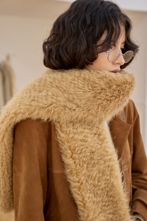 멜로우 컬 머플러는 부드러운 촉감과 자연스러운 헤어리 텍스처가 돋보이는 겨울 머플러입니다. 울, 아크릴, 모달 혼방 소재로 제작되어 보온성이 뛰어나며, 두꺼운 두께감으로 포근하게 착용할 수 있습니다. 멜로우 컬 패턴이 내추럴한 스타일을 연출하며, 캐멀(Camel)과 베이지(Beige) 두 가지 색상으로 제공됩니다. 산책룩, 클래식, 미니멀, 캐주얼 룩에 모두 잘 어울리며, 가볍고 적당한 길이감으로 편안하게 착용할 수 있습니다. FREE 사이즈로 누구나 부담 없이 착용 가능하며, 브랜드 라벨 디테일이 돋보입니다.
