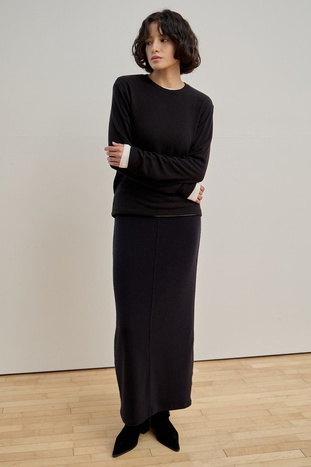 **젠틀 레이어 티셔츠 [3Colors]**

부드러운 촉감의 아크릴, 레이온, 앙고라, 스판덱스 혼방 소재로 제작되어 겨울과 봄에 따뜻하게 착용 가능한 여성 티셔츠입니다. 베이직한 디자인에 릴랙스 핏으로 편안함을 더했으며, 라운드넥과 긴 소매 기장으로 깔끔한 실루엣을 연출합니다. 아이보리, 차콜, 블랙 세 가지 컬러로 출시되어 다양한 스타일과 코디네이션이 가능합니다. 레이어드 스타일링이 용이하며, 넥라인, 소매, 밑단 마감 처리로 완성도를 높였습니다. 미니멀, 클래식, 캐주얼 스타일을 즐겨 입는 고객에게 데일리 아이템으로 추천합니다.
