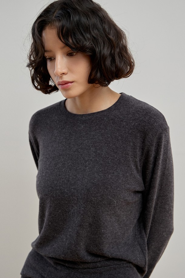 젠틀 레이어 티셔츠 [3Colors]는 부드러운 촉감의 아크릴, 레이온, 앙고라, 스판덱스 혼방 소재로 제작되어 겨울과 봄철에 따뜻하게 착용하기 좋습니다. 릴랙스핏 디자인에 라운드넥으로 편안한 착용감을 선사하며, 베이직한 무지 디자인으로 다양한 스타일 연출이 가능합니다. 깔끔한 마감 처리된 넥라인, 소매, 밑단이 특징이며, 레이어드 스타일링에 최적화된 실루엣을 자랑합니다. 아이보리, 차콜, 블랙 3가지 색상으로 출시되었으며, FREE 사이즈로 폭넓은 체형에 대응합니다. 출근룩, 클래식, 미니멀, 캐주얼 스타일을 즐겨 입는 여성분들께 추천합니다.
