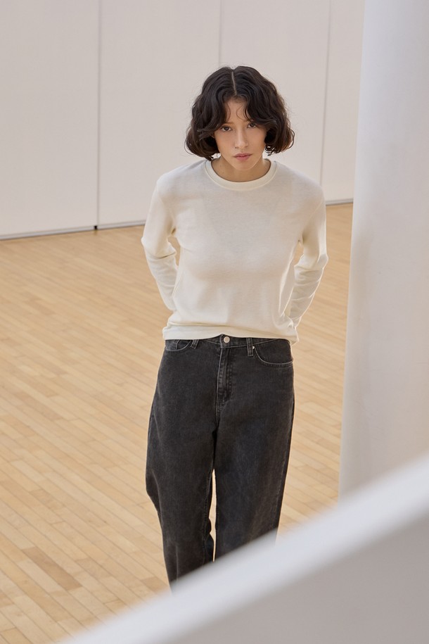 젠틀 레이어 티셔츠 [3Colors]는 부드러운 촉감의 아크릴, 레이온, 앙고라, 스판덱스 혼방 소재로 제작된 여성 티셔츠입니다. 겨울과 봄에 어울리는 두꺼운 두께감과 릴랙스핏으로 편안한 착용감을 선사하며, 라운드넥과 긴 소매 디자인으로 부드러운 분위기를 연출합니다. 아이보리, 차콜, 블랙 3가지 색상으로 출시되어 다양한 스타일에 매치하기 용이하며, 베이직한 디자인으로 출근룩은 물론 클래식, 미니멀, 캐주얼 등 폭넓게 활용할 수 있습니다. 레이어드 스타일링에 최적화되어 있으며, 넥라인, 소매, 밑단의 깔끔한 마감과 안정적인 드레이프성이 특징입니다.
