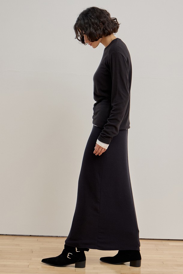 젠틀 맥시 스커트 [2Colors]는 부드러운 촉감의 아크릴, 레이온, 앙고라, 스판덱스 혼방 소재로 제작되어 겨울과 봄에 따뜻하게 착용하기 좋습니다. 미니멀하고 베이직한 디자인으로 일상복으로 활용도가 높으며, A라인 핏과 루즈핏으로 편안한 착용감을 선사합니다. 차콜, 블랙 두 가지 색상으로 출시되었으며, 전체 밴딩과 신축성 있는 소재, 이중 안감 처리로 편안함과 활동성을 더했습니다. 데일리룩으로 손색없는 젠틀 맥시 스커트와 함께 미니멀하고 클래식한 스타일을 연출해보세요.
