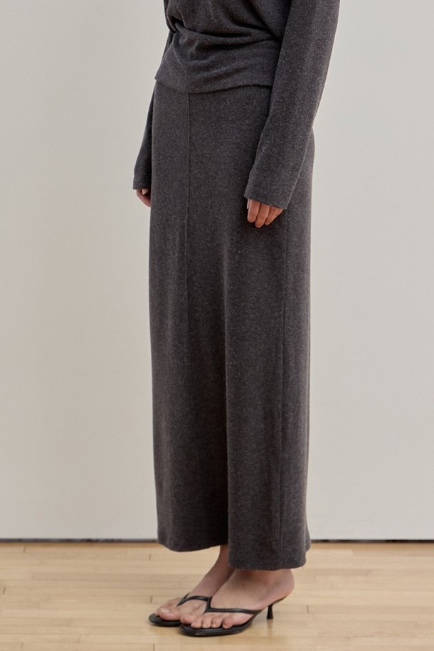 젠틀 맥시 스커트 [2Colors]는 여성 고객을 위한 미니멀하고 베이직한 스타일의 맥시 스커트입니다. 차콜과 블랙 두 가지 색상으로 출시되었으며, 겨울과 봄에 착용하기 좋습니다. 부드러운 촉감의 아크릴, 레이온, 앙고라, 스판덱스 혼방 소재로 제작되어 편안한 착용감을 선사합니다. H라인의 레귤러 핏에 밴딩 허리와 신축성이 더해져, 출근룩으로도 손색없는 스트레이트 실루엣을 연출합니다. 안감이 있어 더욱 안정적인 착용감을 제공합니다.
