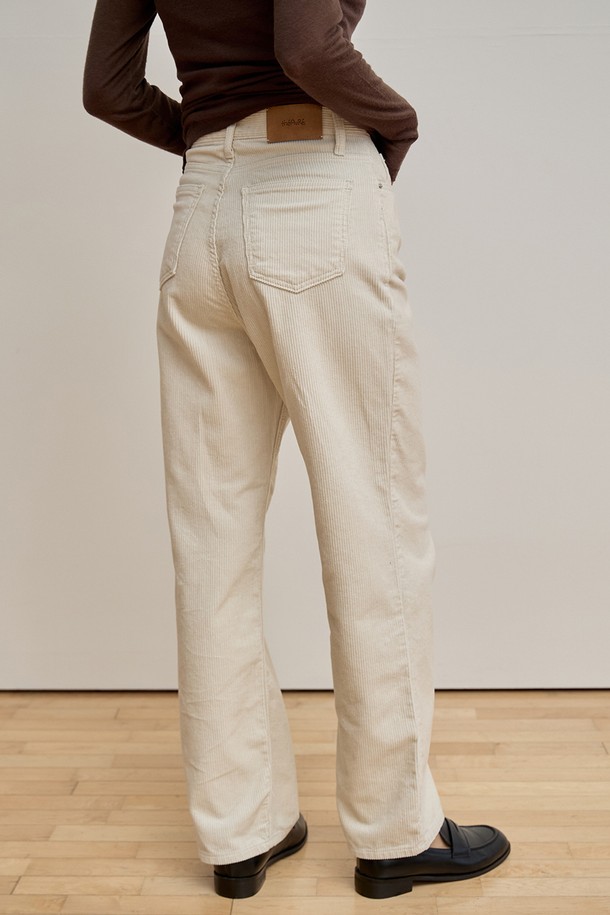 **코듀로이 데님 팬츠 [크림]**는 부드러운 촉감의 코듀로이 소재와 데님을 결합하여 따뜻함과 스타일을 동시에 잡은 겨울철 필수 아이템입니다. 다리 라인을 깔끔하게 잡아주는 일자핏으로, 베이직한 스타일을 연출하여 다양한 상의와 매치하기 좋습니다. 안정감 있는 앞뒤 밑위 설계로 편안한 착용감을 선사하며, 뒤 허리단 가죽 패치 로고가 은은한 포인트를 더합니다. 크림 컬러는 포근하고 부드러운 분위기를 자아내며, 클래식, 미니멀, 캐주얼 등 폭넓은 스타일에 활용할 수 있습니다.
