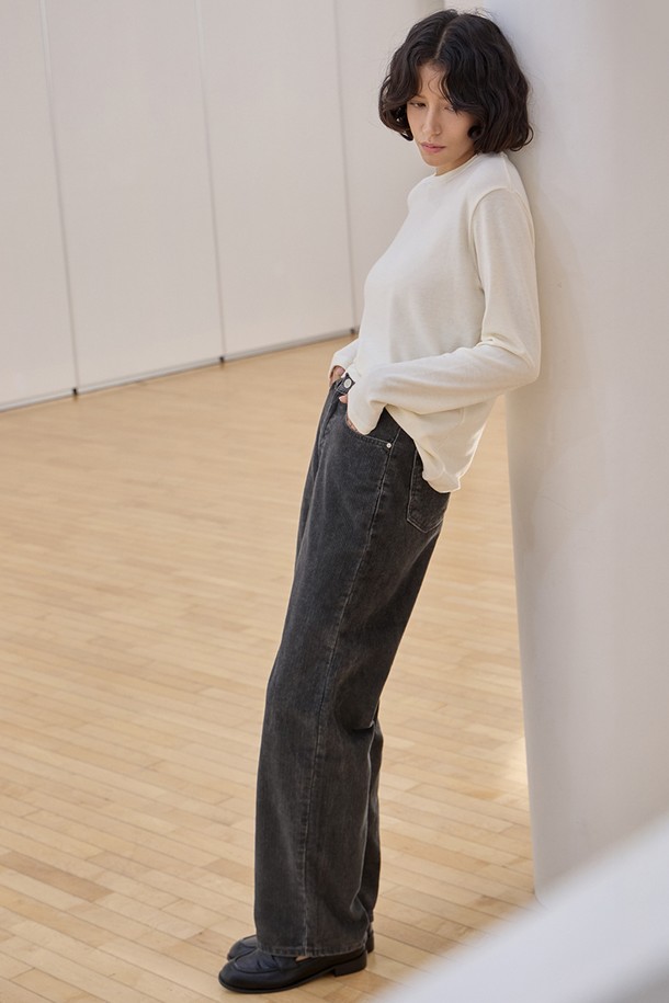 차분하고 세련된 무드의 코듀로이 데님 팬츠 [차콜]입니다. 부드러운 촉감의 코듀로이 소재와 면 혼방으로 제작되어 포근하고 편안한 착용감을 선사합니다. 릴랙스핏과 스트레이트 핏으로 제작되어, 어떤 스타일에도 자연스럽게 어울립니다. 깔끔한 레그라인과 안정적인 허리, 힙 디자인이 돋보이며, 뒷면 허리 부분에는 가죽 패치가 부착되어 있습니다. 겨울철 캐주얼 룩을 완성할 수 있는, 두께감 있는 긴 기장의 차콜 컬러 바지입니다.
