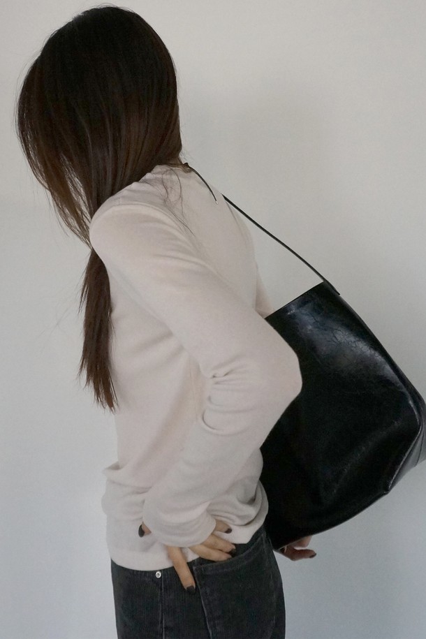 **[코오롱몰 단독 상품] 메리노 소프트 라운드 티**는 부드러운 촉감의 메리노울, 텐셀, 스판덱스 혼방 소재로 제작되어 겨울철에도 따뜻하게 착용할 수 있는 티셔츠입니다. 베이직하고 미니멀한 디자인으로 출근룩, 모임룩 등 다양한 TPO에 활용 가능하며, 클래식, 미니멀, 캐주얼 스타일 모두 소화합니다. 라운드넥, 긴 소매, 레귤러 핏, 레귤러 기장으로 편안한 착용감을 선사하며, 크림 옐로우, 멜란지 그레이, 아이보리, 브라운, 핑크, 블랙 등 다채로운 6가지 색상으로 만나보세요. 어깨 실리콘 테이프 처리와 깔끔한 스티치 마감, 하단 뒷면 자수 로고, 투명도 방지 기능, 뛰어난 보온성까지 갖춘 실용적인 아이템입니다.
