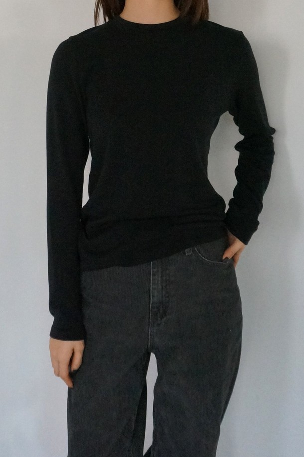 코오롱몰 단독 상품, 메리노 소프트 라운드 티셔츠입니다. 부드러운 촉감의 메리노 울, 텐셀, 스판덱스 혼방 소재로 제작되어 겨울철에도 따뜻하고 편안하게 착용 가능합니다. 베이직하고 미니멀한 디자인으로 일상복으로 활용도가 높으며, 레귤러 핏에 라운드넥으로 제작되었습니다. 다양한 색상(크림, 옐로우, 멜란지 그레이, 아이보리, 브라운, 핑크, 블랙)으로 출시되어 취향에 맞게 선택할 수 있습니다. 어깨 실리콘 테이프 처리와 하단 로고 자수로 디테일을 더했으며, 레이어드하여 다양한 스타일을 연출할 수 있습니다.
