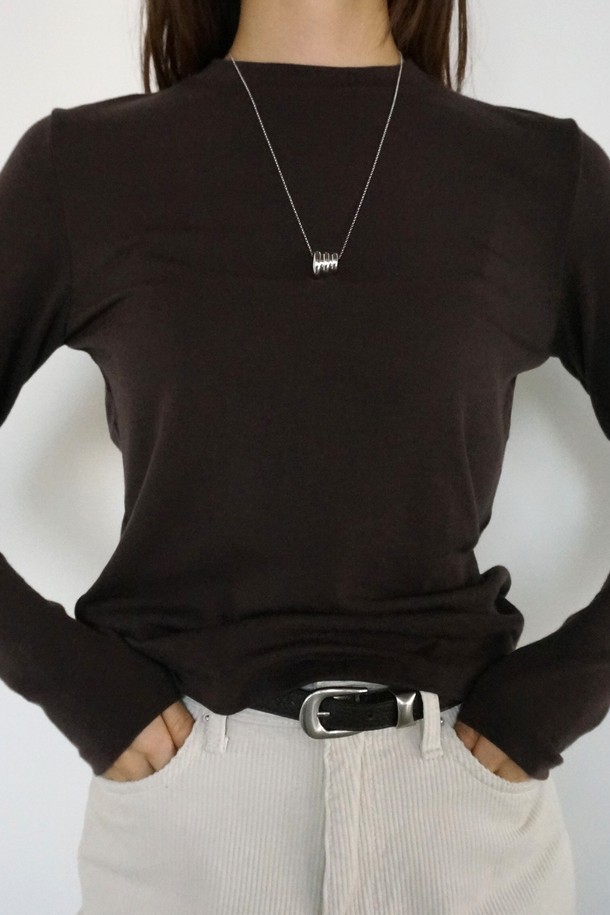 코오롱몰 단독 상품인 메리노 소프트 라운드 티셔츠입니다. 부드러운 촉감의 메리노 울, 텐셀, 스판덱스 혼방 소재로 제작되어 겨울철 보온성을 높여줍니다. 베이직하고 미니멀한 디자인으로 일상, 출근룩 등 다양한 스타일 연출에 활용할 수 있습니다. 레귤러핏 라운드넥 긴소매 티셔츠로, 어깨 실리콘 테이프 처리와 깔끔한 봉제 마감으로 완성도를 높였습니다. 하단 자수 로고와 레이어드하여 착용할 수 있는 실용적인 제품입니다.
