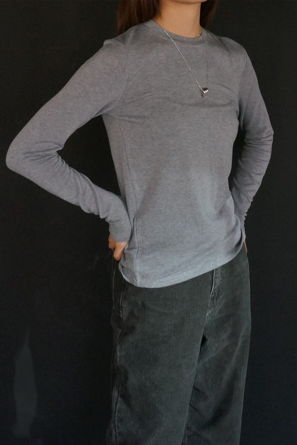 코오롱몰 단독 상품인 메리노 소프트 라운드 티셔츠입니다. 부드러운 촉감의 메리노 울, 텐셀, 스판덱스 혼방 소재로 제작되어 겨울철에도 따뜻하고 편안하게 착용 가능합니다. 베이직하고 미니멀한 디자인으로 다양한 스타일 연출에 활용할 수 있으며, 출근룩에도 잘 어울립니다. 어깨 실리콘 테이프 처리와 로고 자수 포인트로 디테일을 더했으며, 레이어드하여 보온성을 더욱 높일 수 있습니다. 크림, 옐로우, 멜란지 그레이, 아이보리, 브라운, 핑크, 블랙 등 다채로운 7가지 컬러로 만나보세요.
