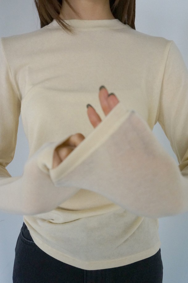 코오롱몰 단독으로 선보이는 메리노 소프트 라운드 티셔츠입니다. 부드러운 촉감의 메리노 울, 텐셀, 스판덱스 혼방 소재로 제작되어 겨울철에도 따뜻하고 편안하게 착용 가능합니다. 베이직하고 미니멀한 디자인으로 일상복은 물론, 집콕룩, 산책룩 등 다양한 TPO에 활용하기 좋습니다. 릴랙스 핏에 라운드넥으로 편안함을 더했으며, 어깨 실리콘 테이프 처리와 하단 로고 자수로 디테일을 살렸습니다. 레이어드하여 더욱 다채로운 스타일을 연출할 수 있습니다.
