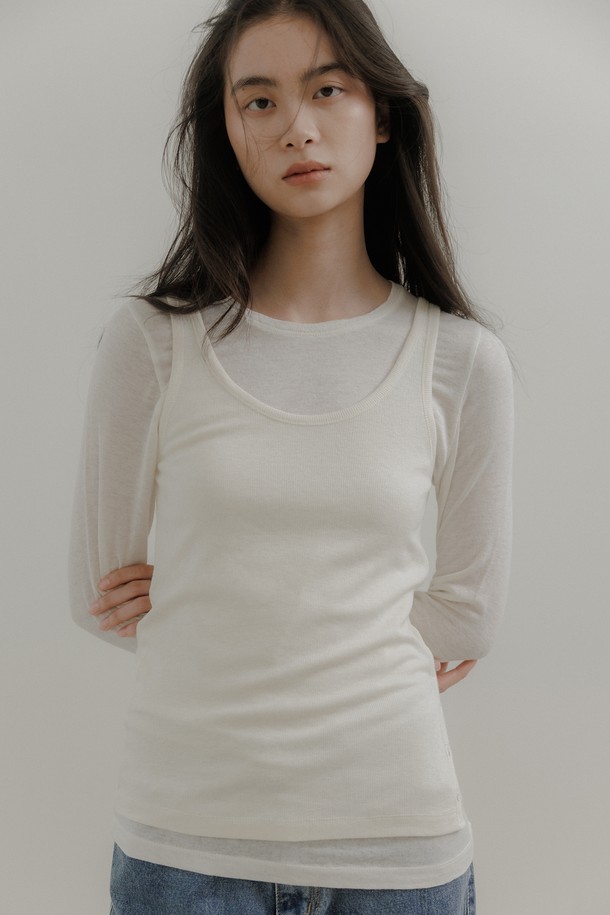 부드러운 촉감이 돋보이는 뉴울 베이직 티셔츠 [아이보리]입니다. 아크릴, 레이온, 울, 스판덱스 혼방 소재로 제작되어 얇지만 따뜻한 겨울철 레이어드 아이템으로 적합합니다. 라운드넥에 레귤러핏으로 제작되었으며, 무지 디자인에 센터백 심라인 디테일과 하이라이즈 디테일이 특징입니다. 신축성이 있어 편안한 착용감을 선사하며, 미니멀, 클래식, 캐주얼 스타일을 즐겨 입는 여성분들께 추천합니다. 겨울 데일리룩이나 집콕룩으로 활용하기 좋습니다.
