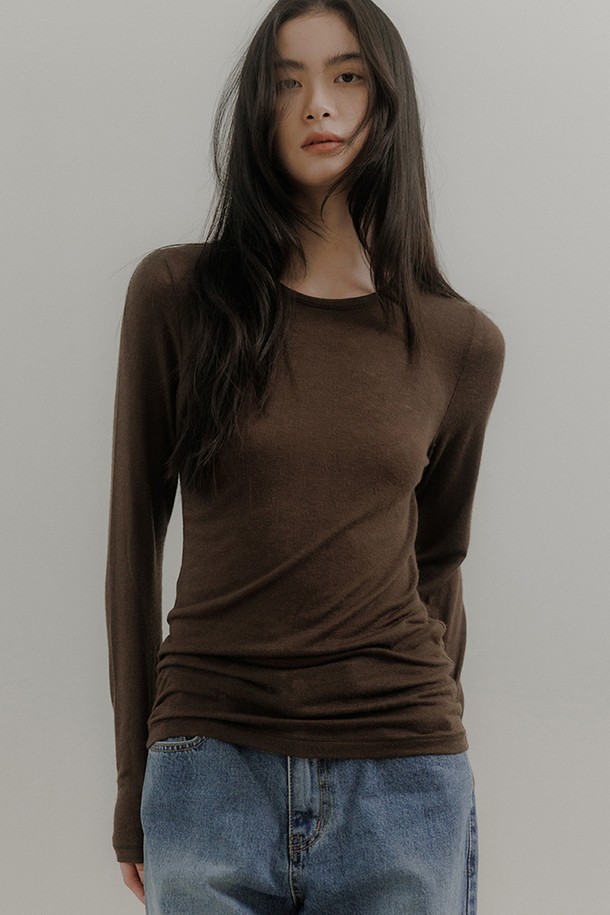 겨울 데일리룩을 위한 뉴울 베이직 티셔츠 [브라운]입니다. 부드러운 촉감의 아크릴, 레이온, 울, 스판덱스 혼방 소재로 제작되어 편안한 착용감을 선사합니다. 레귤러핏에 라운드넥 디자인으로, 어떤 스타일에도 잘 어울립니다. 긴소매와 얇은 두께감으로 레이어드하여 다양한 스타일을 연출할 수 있으며, 백 센터 심 디테일과 버튼 포인트 슬리브리스 디자인이 특징입니다. 신축성이 우수하여 활동성이 뛰어나며, 클래식, 미니멀, 캐주얼 스타일을 즐겨 입는 여성분들께 추천합니다.
